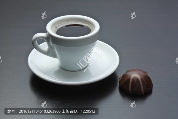 一杯咖啡和巧克力糖