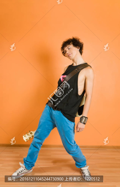 年輕的吉他手在生動的背景