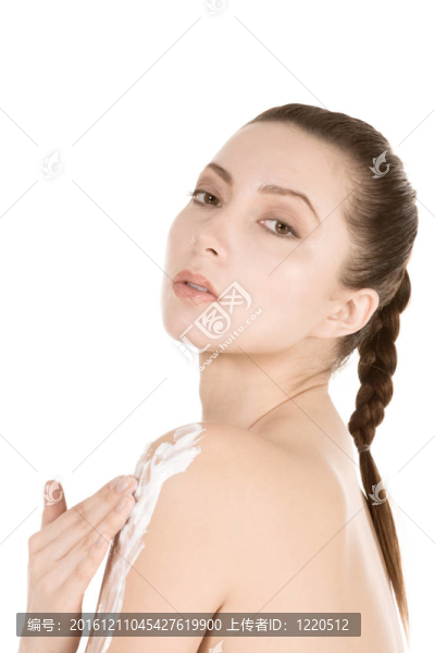 漂亮的年輕女性在背部涂潤膚霜