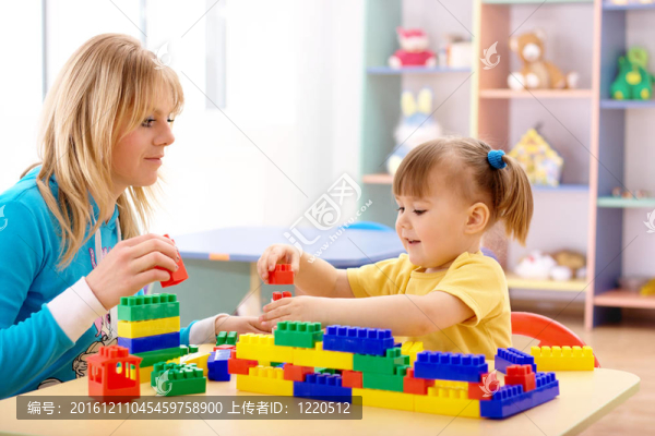 教師和幼兒玩積木