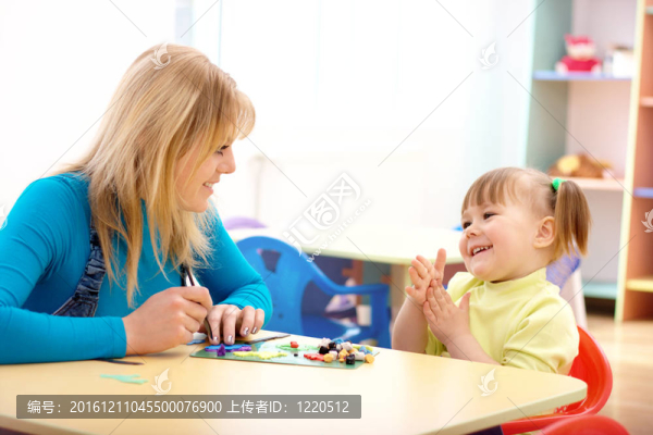 老師和小女孩玩橡皮泥