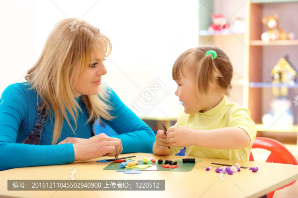 老師和小女孩玩橡皮泥