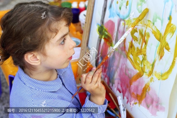 畫家小女孩兒童繪畫抽象畫
