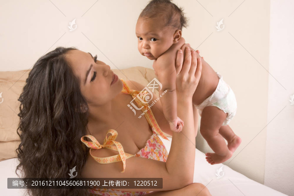 拉丁的母親在她的孩子的兒子在床上