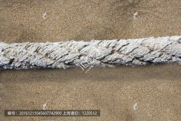 海灘沙灘上的老齡船繩