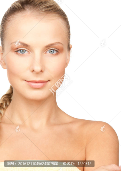 可愛的女人在毛巾