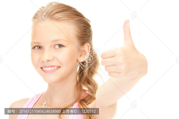 可愛的女孩顯示豎起大拇指的跡象