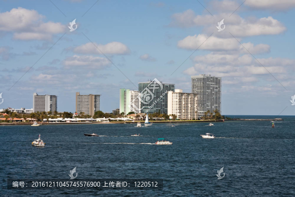 在航道與海岸的白色公寓的小船