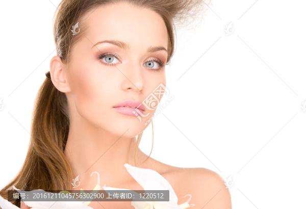 美麗的女人與白色的花