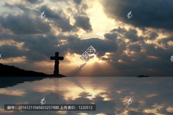 十字架在美麗的夕陽倒影