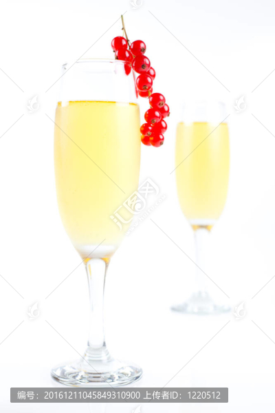 兩香檳酒杯