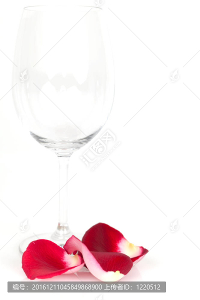 酒杯和花瓣