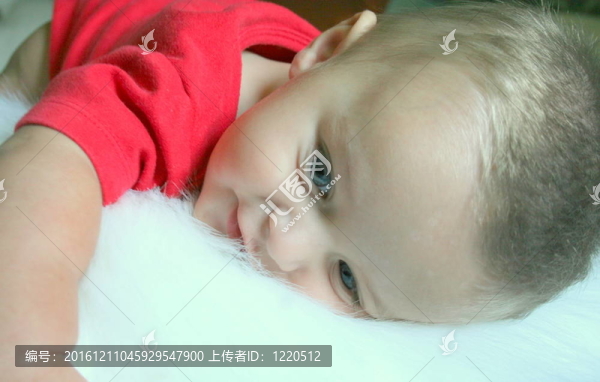 躺在白色枕頭上的嬰兒