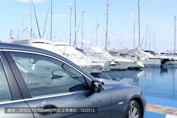 豪華車和游艇帆船在西班牙碼頭