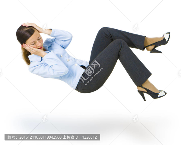 一個(gè)穿著白色背景的年輕女人在一套西裝里摔了下來