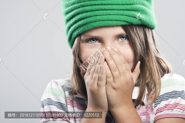 可愛的孩子捂住她的嘴和鼻子