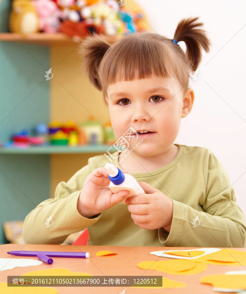 小女孩在幼兒園做手工藝品