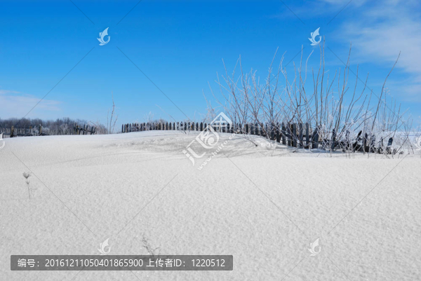 覆雪的木柵欄