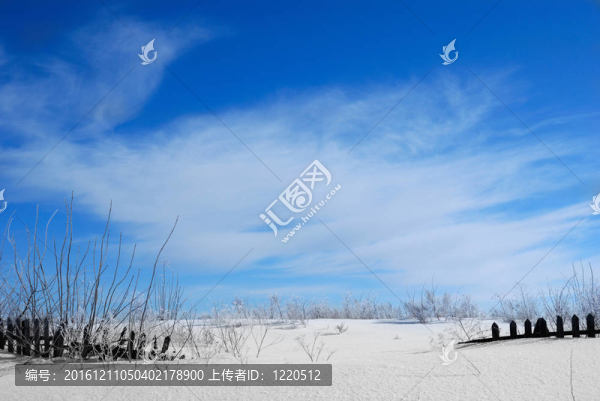 覆雪的木柵欄