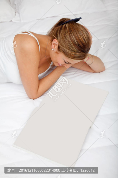 在床上讀書的女人