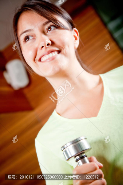 健身房女子自由重量