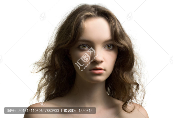 特寫的美麗年輕女子在白色背景下孤立