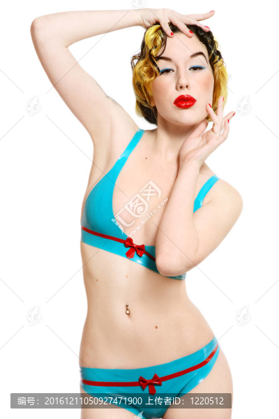 在乳膠比基尼性感的女孩