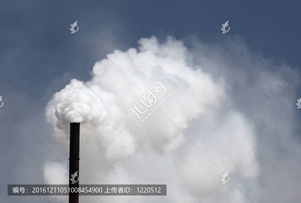 工廠煙囪向大氣中排放二氧化碳