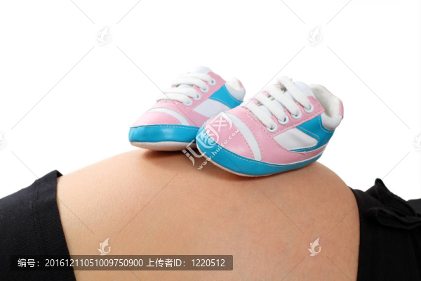 孕婦肚子上的小嬰兒鞋