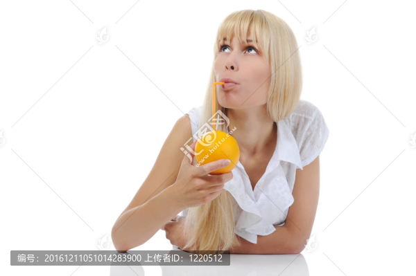 金發(fā)女人喝橙汁