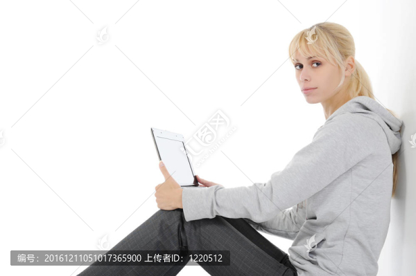 帶電腦的金發(fā)女郎