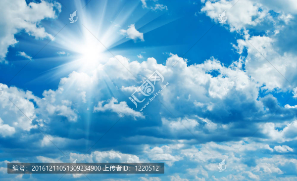 藍(lán)色多云天空與太陽