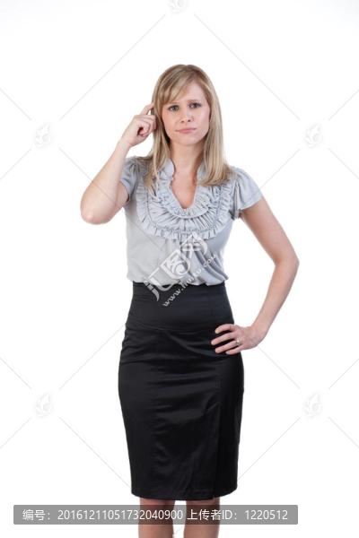 女人撓她的頭