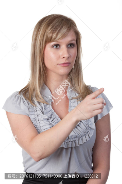用手指指著女人