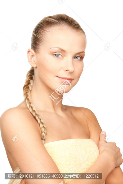 可愛的女人在毛巾
