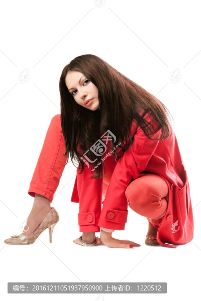 穿著紅色西裝的漂亮迷人的年輕女子。分離