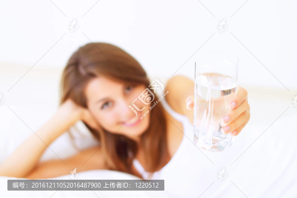 漂亮女孩遞上一杯水