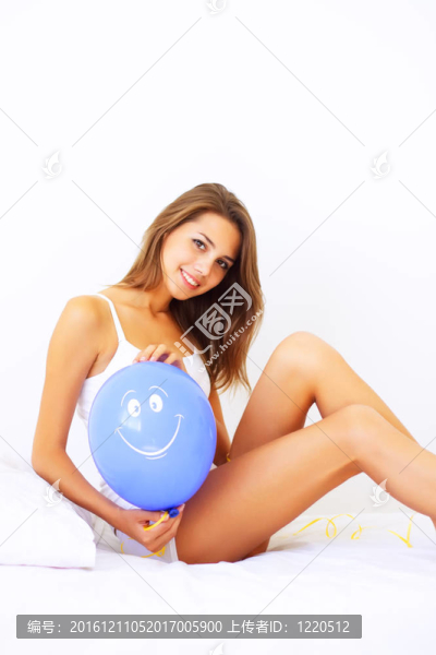 美麗的女孩拿著氣球