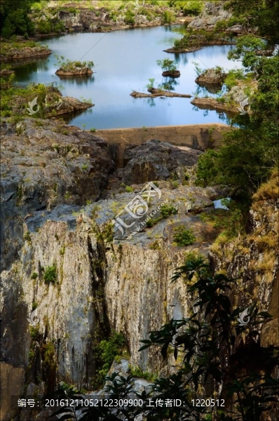 山上的湖。