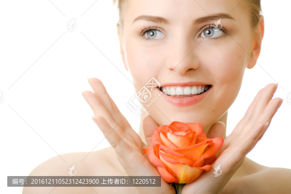 美麗的微笑女人與玫瑰隔離