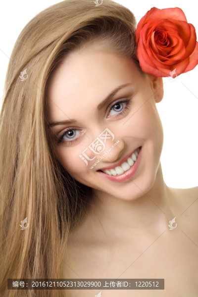 美麗的微笑女人與玫瑰隔離
