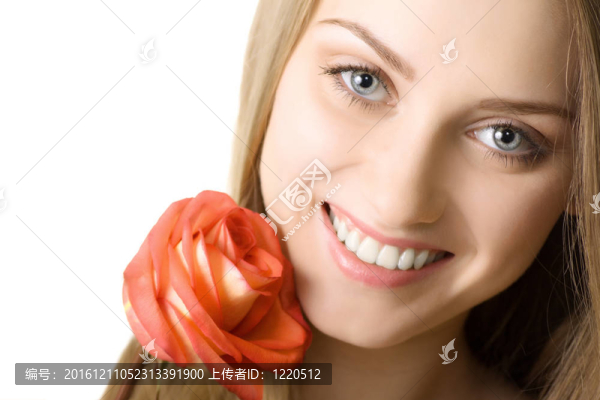 美麗的微笑女人與玫瑰隔離