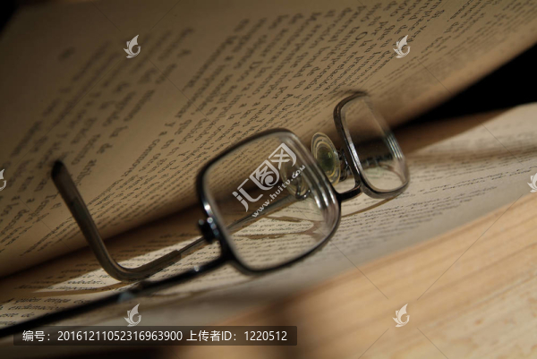 書和眼鏡