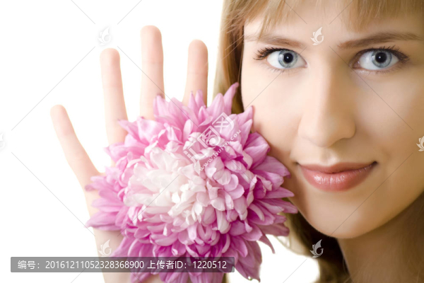 美麗的女人與白色背景的花