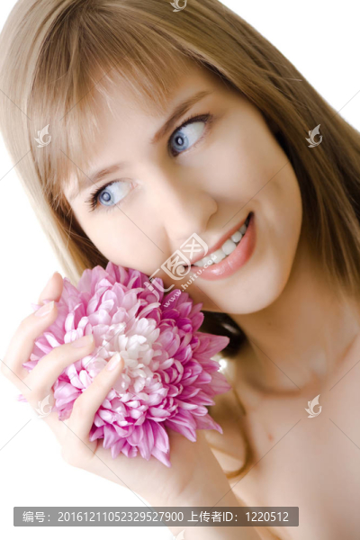 美麗的女人與白色背景的花