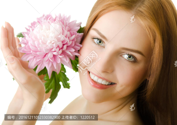 美麗的女人與白色背景的花