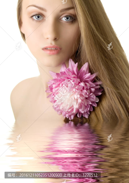 可愛的女人在水中有紫色的花