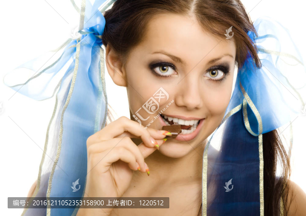 辮子姑娘巧克力享受特寫分離