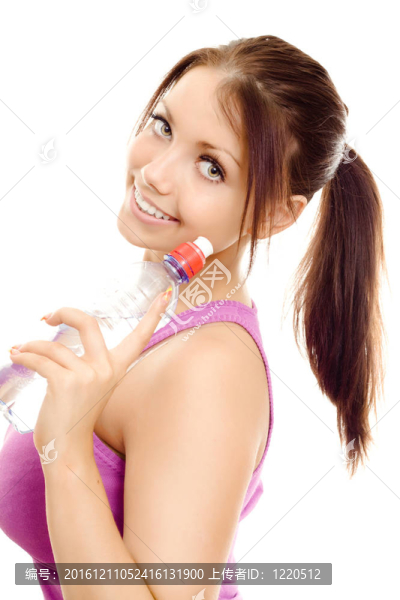 帶瓶水微笑的體育女子