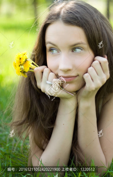 年輕漂亮的青少年與蒲公英花束